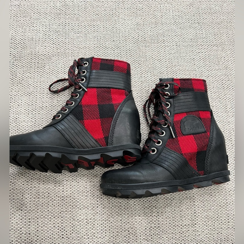 Sorel Lexie Ankle Boot Red Black Buffalo Plaid women’s size 8